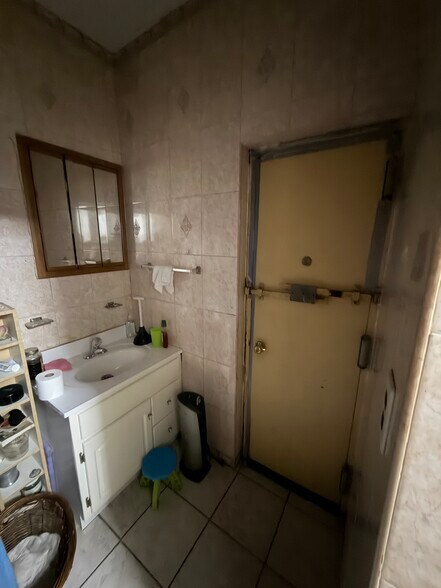70 Wilson Ave, Brooklyn, NY à louer - Photo de l’immeuble – Image 3 sur 21
