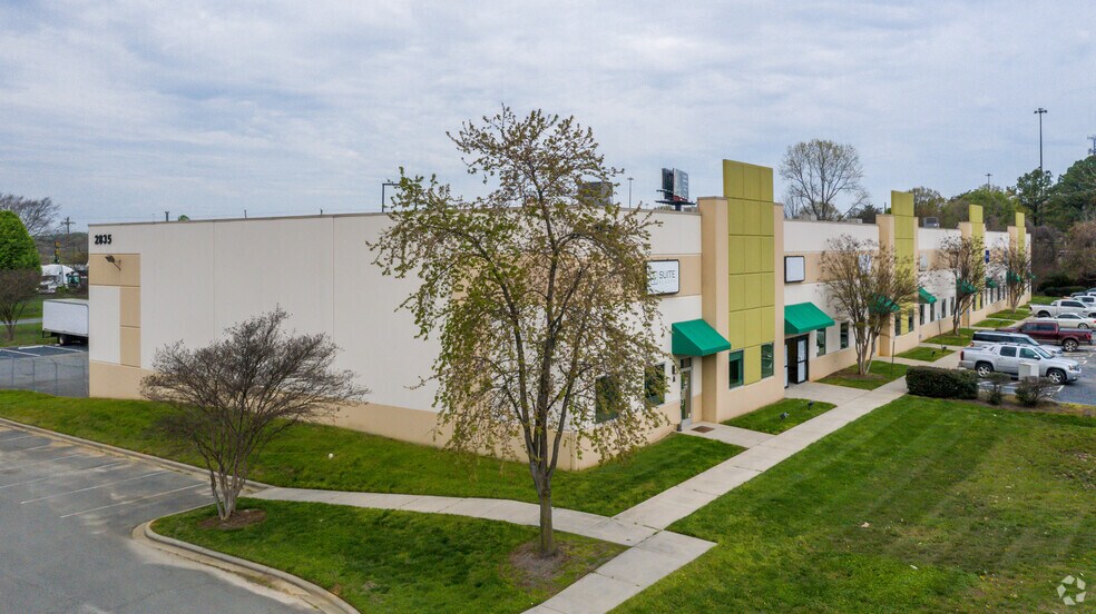 2835 Jeff Adams Dr, Charlotte, NC à louer - Photo de l’immeuble – Image 3 sur 3