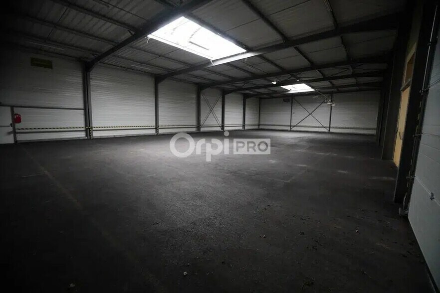 Local d’activités dans Dole à louer - Photo de l’immeuble – Image 2 sur 7