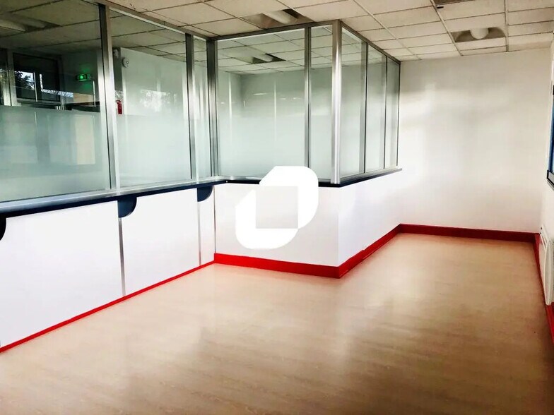 Bureau dans Émerainville à louer - Photo de l’immeuble – Image 1 sur 7