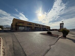 1060 Doniphan Park Cir, El Paso, TX à louer Photo de l’immeuble– Image 2 sur 2