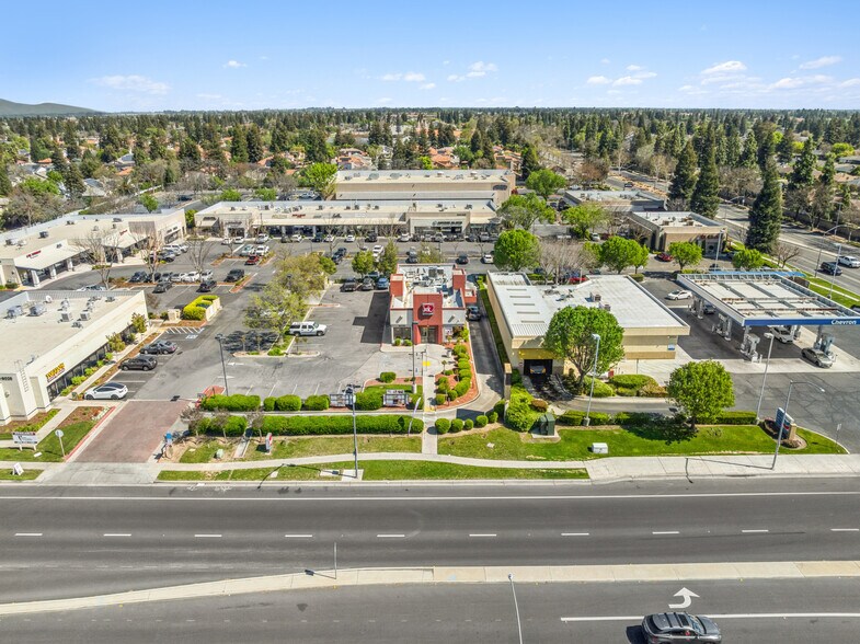 8008 N Cedar Ave, Fresno, CA à vendre - Photo de l’immeuble – Image 3 sur 4