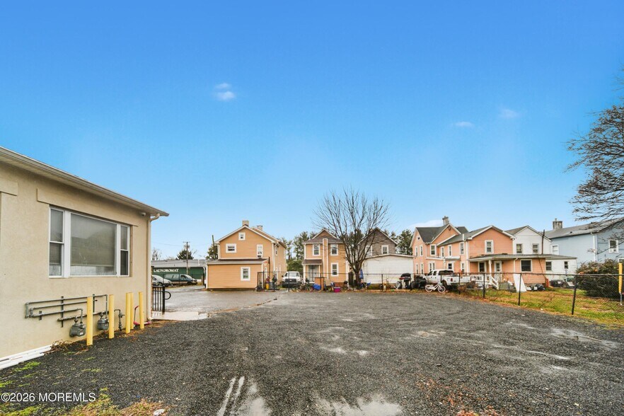 79 Throckmorton St, Freehold, NJ à vendre - Photo de l’immeuble – Image 2 sur 25