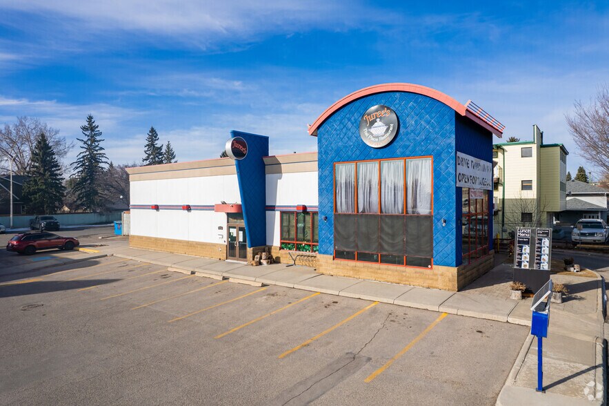 2055 16th Ave NW, Calgary, AB à louer - Photo principale – Image 2 sur 5
