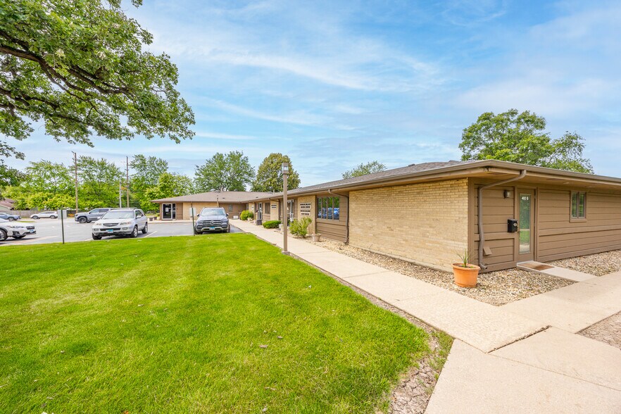 402 W Boughton Rd, Bolingbrook, IL à louer - Photo de l’immeuble – Image 3 sur 32