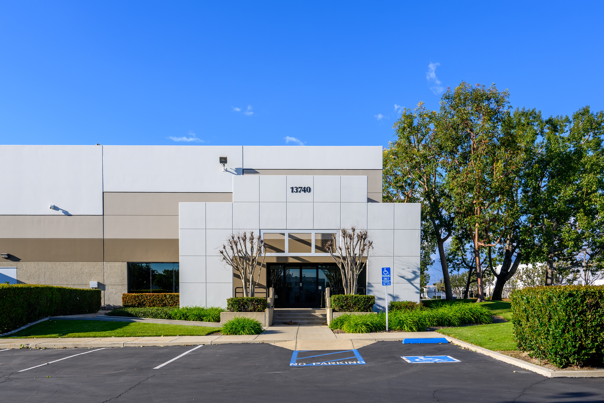 13740-13760 Ramona Ave, Chino, CA à louer Photo principale– Image 1 sur 10