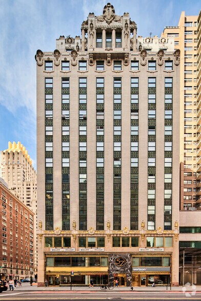 57 W 57th St, New York, NY à louer - Photo de l’immeuble – Image 3 sur 19