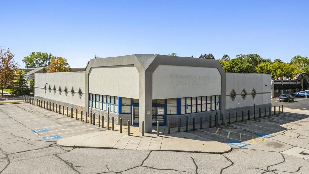 36485 Garfield Rd, Clinton Township, MI à vendre - Photo de l’immeuble – Image 1 sur 15