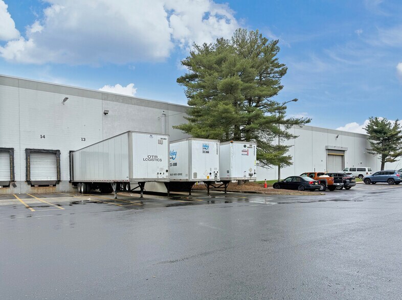 130 Docks Corner Rd, Dayton, NJ à louer - Photo de l’immeuble – Image 2 sur 4