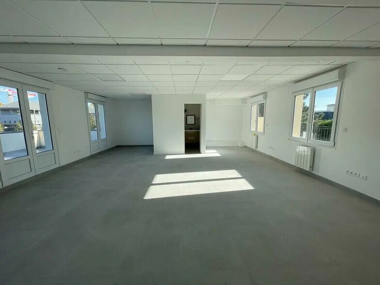 Bureau dans Villiers-le-Bel à louer - Photo de l’immeuble – Image 1 sur 7