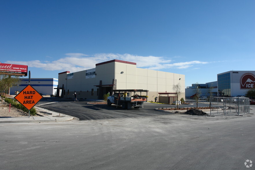 3838 Civic Center Dr, North Las Vegas, NV à louer - Photo de l’immeuble – Image 3 sur 15