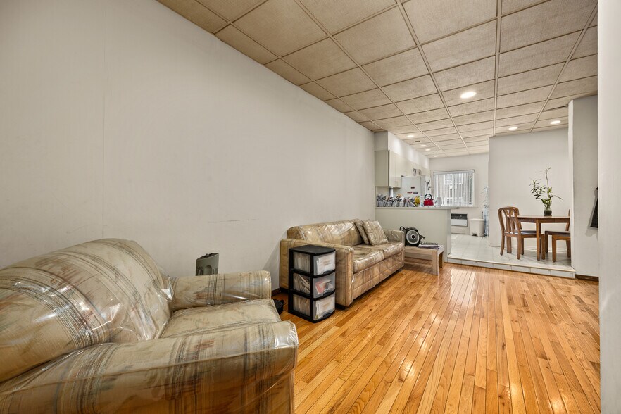 7031 67th Pl, Glendale, NY à vendre - Photo de l’immeuble – Image 3 sur 14