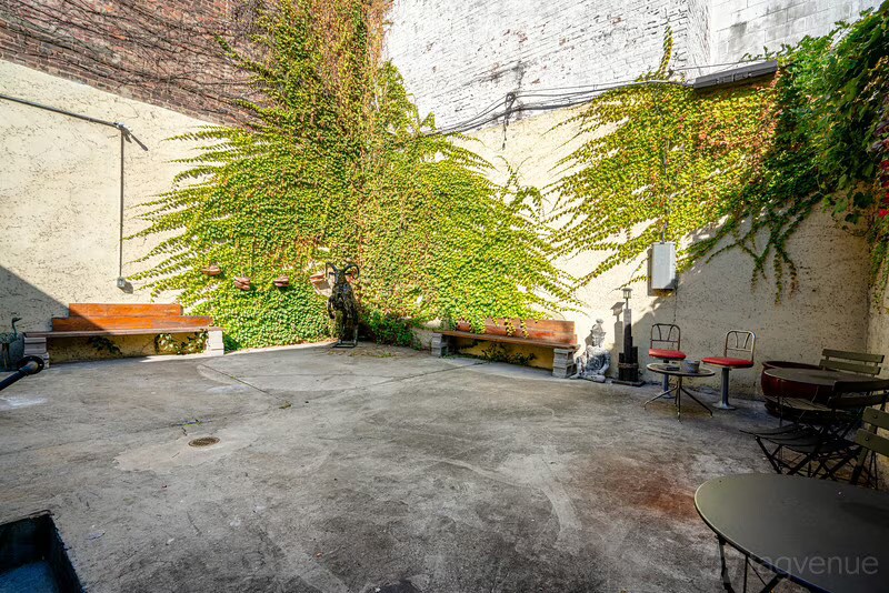 343 Grand St, Brooklyn, NY à louer - Photo de l’immeuble – Image 3 sur 9