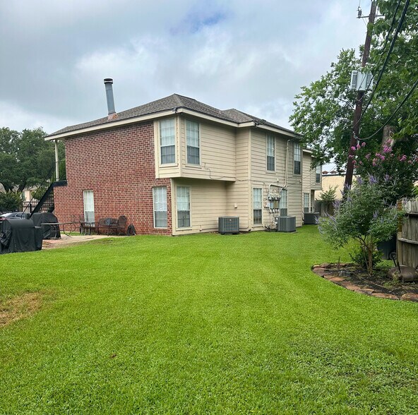 7120 Cole Creek Dr, Houston, TX à vendre - Photo de l’immeuble – Image 2 sur 17