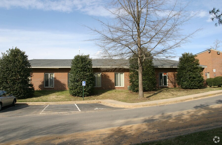 561-563 Southlake Blvd, Richmond, VA à louer - Photo de l’immeuble – Image 2 sur 5