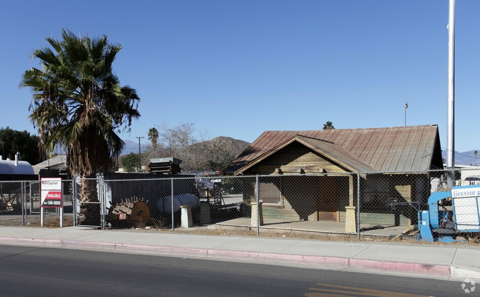 909 Center St, Riverside, CA à vendre - Photo de l’immeuble – Image 3 sur 9