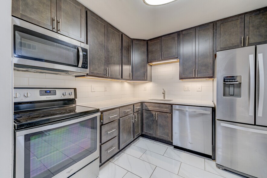 8166 Whitburn Dr, Clayton, MO à vendre - Photo de l’immeuble – Image 2 sur 11