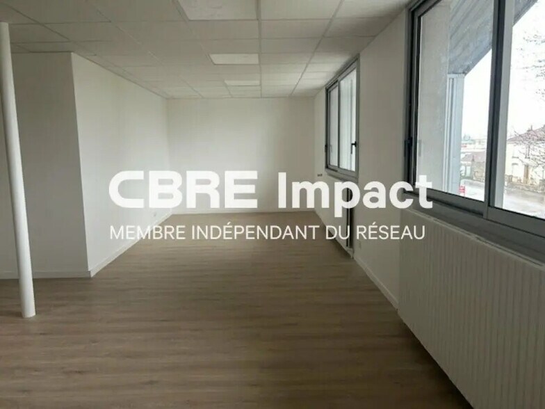 Bureau dans Chenôve à louer - Photo de l’immeuble – Image 3 sur 5