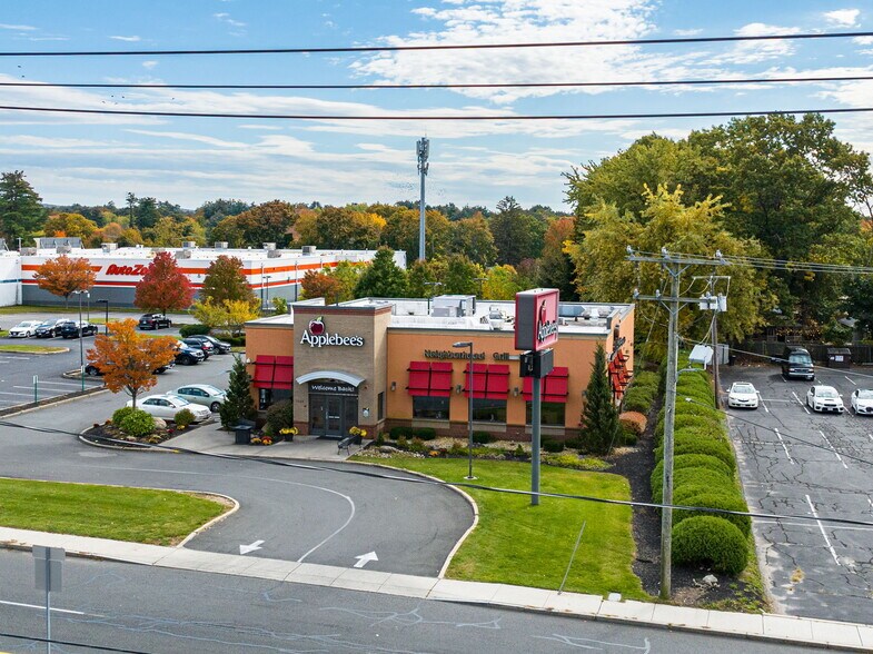 2.52ACRE Retail W/ 3 Corp Gnd Leases portefeuille de 2 biens à vendre sur LoopNet.fr - Photo de l’immeuble – Image 3 sur 5