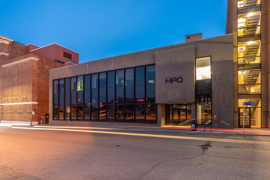 420 Watson Powell Jr Way, Des Moines, IA à louer - Photo de l’immeuble – Image 1 sur 3