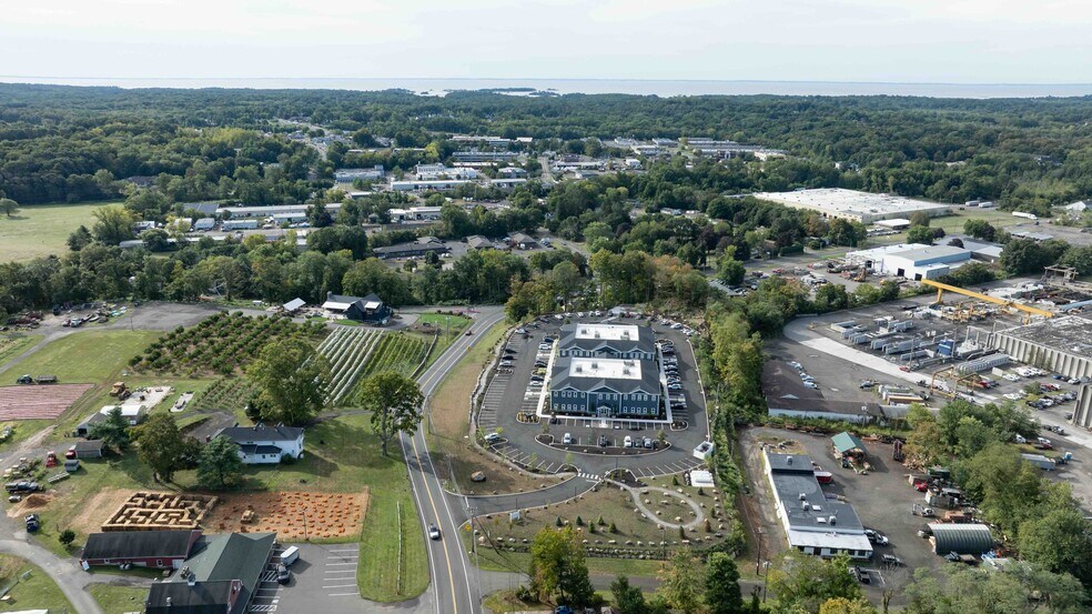 28 Branford Rd, North Branford, CT à louer - Photo de l’immeuble – Image 3 sur 22