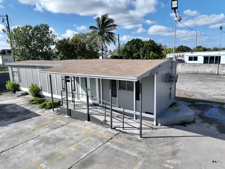 2111 NW 141st St, Opa Locka, FL à louer - Photo de l’immeuble – Image 3 sur 5