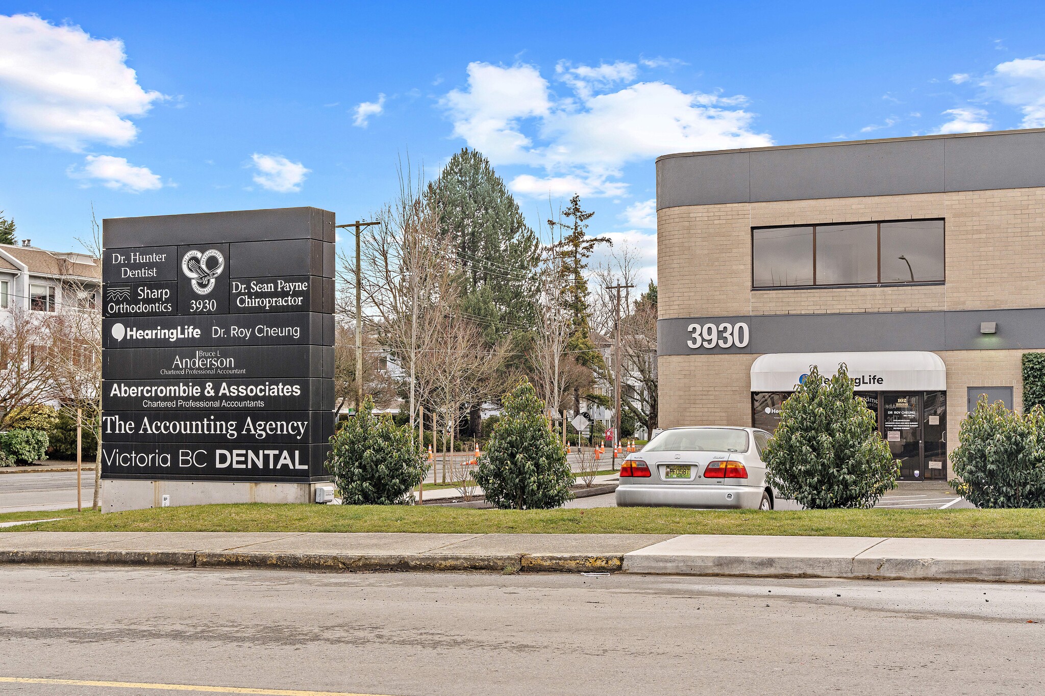 3930 Shelbourne St, Victoria, BC à louer Photo principale– Image 1 sur 6