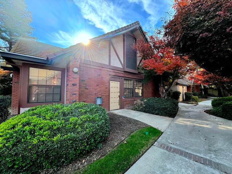 6323 N Fresno St, Fresno, CA à louer - Photo de l’immeuble – Image 1 sur 7