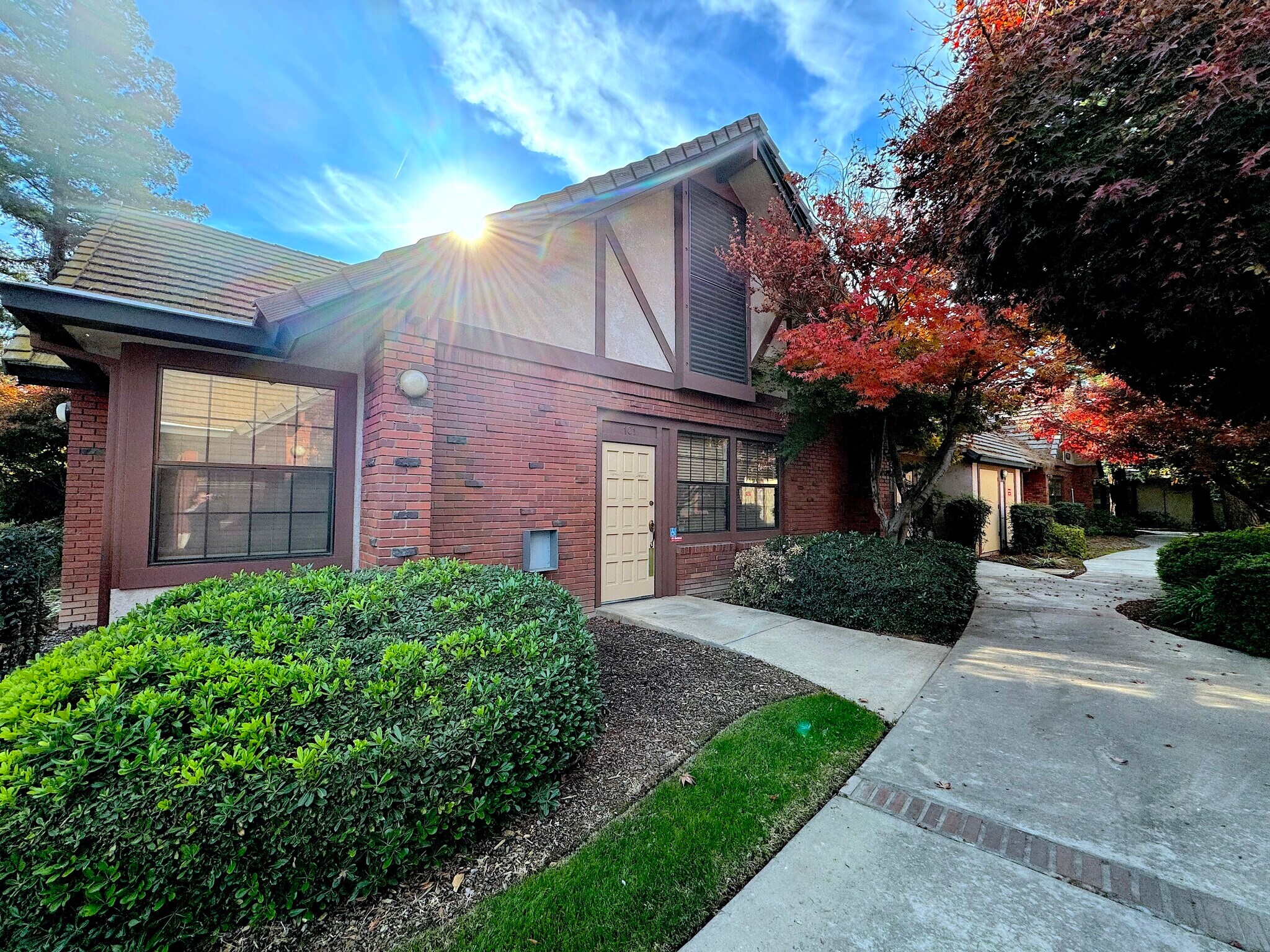 6323 N Fresno St, Fresno, CA à louer Photo de l’immeuble– Image 1 sur 8