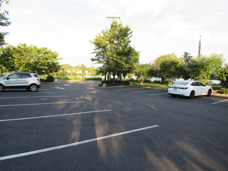 100 Lakeview Ave, Jamesburg, NJ à louer - Photo de l’immeuble – Image 2 sur 6