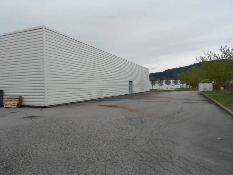 Local commercial dans Sainte-Marguerite à louer - Photo de l’immeuble – Image 3 sur 4