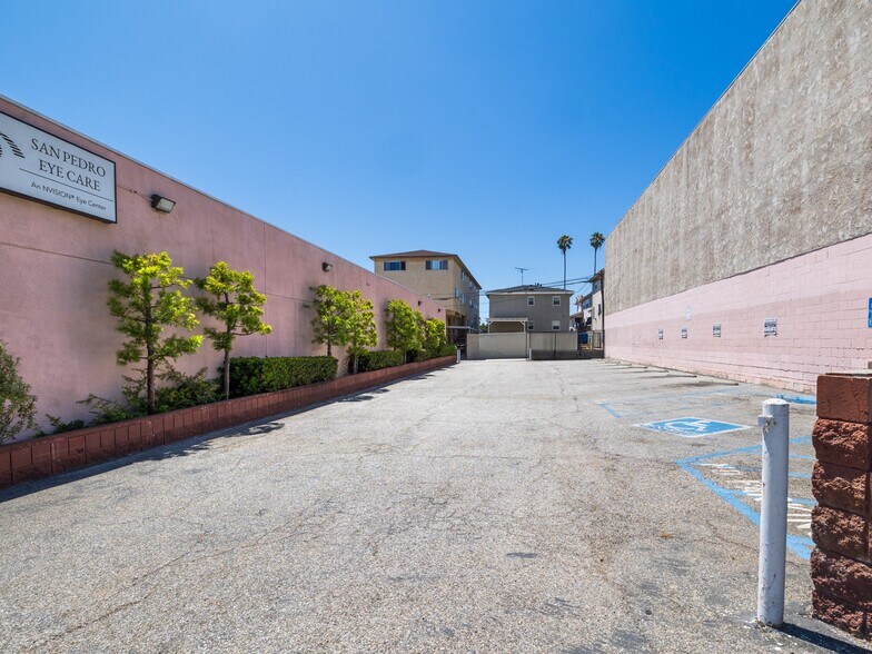 571 W 7th St, San Pedro, CA à vendre - Photo de l’immeuble – Image 3 sur 12