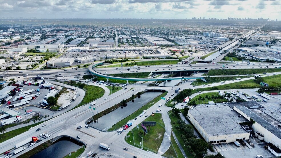 NW South River Dr, Medley, FL à louer - Photo de l’immeuble – Image 1 sur 5