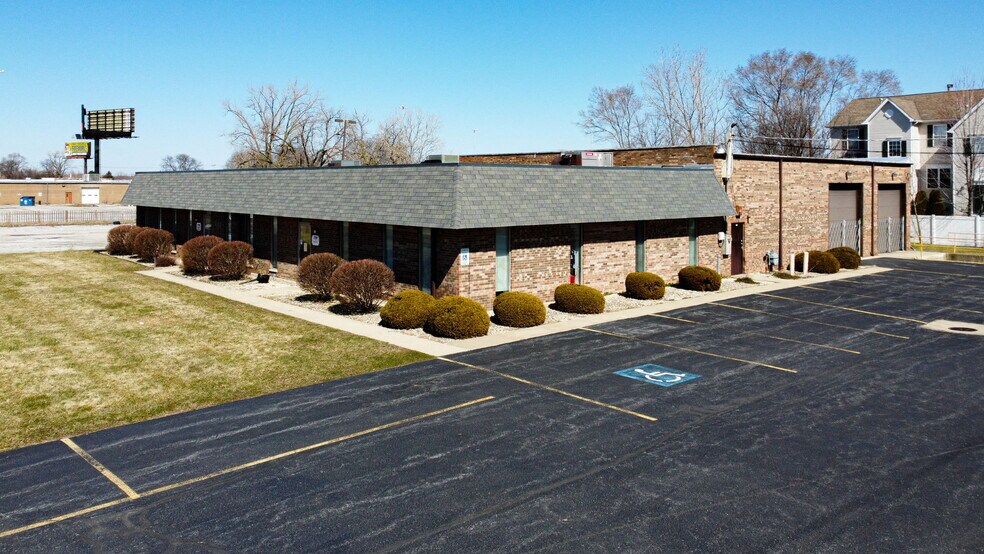 17585 S Paxton Ave, Lansing, IL à louer - Photo principale – Image 1 sur 31