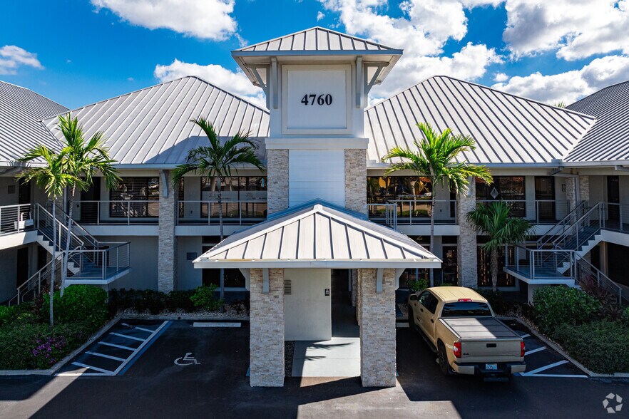 4760 Tamiami Trl N, Naples, FL à vendre - Photo de l’immeuble – Image 2 sur 12