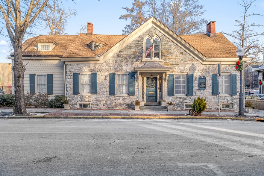 42 Crown St, Kingston, NY à louer - Photo de l’immeuble – Image 1 sur 13