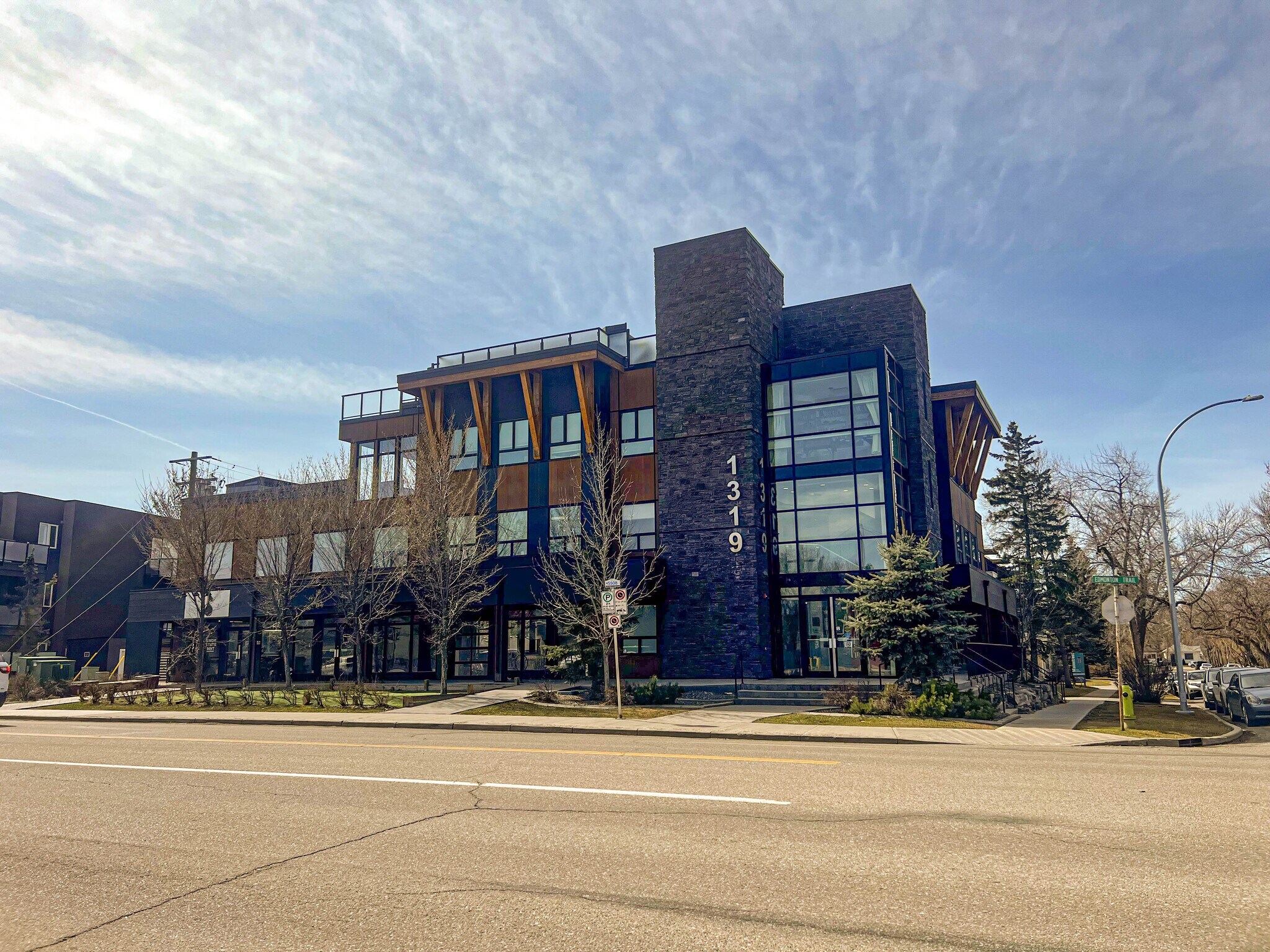 1319 Edmonton Trl NE, Calgary, AB à louer Photo principale– Image 1 sur 2