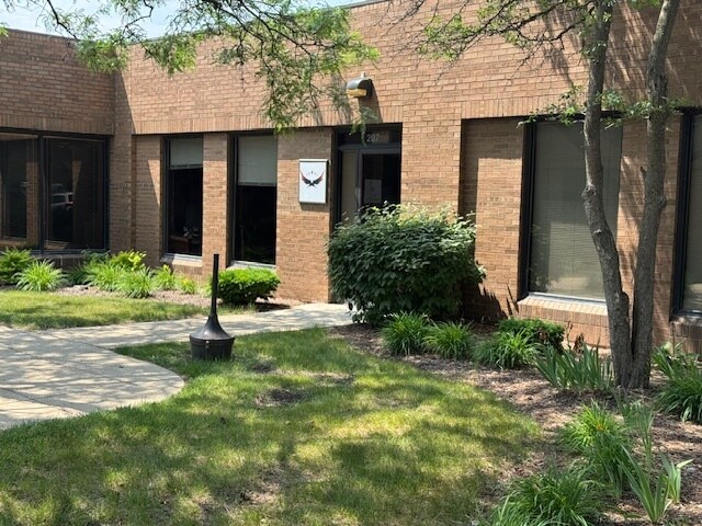 4255 Westbrook Dr, Aurora, IL à louer - Photo de l’immeuble – Image 3 sur 40