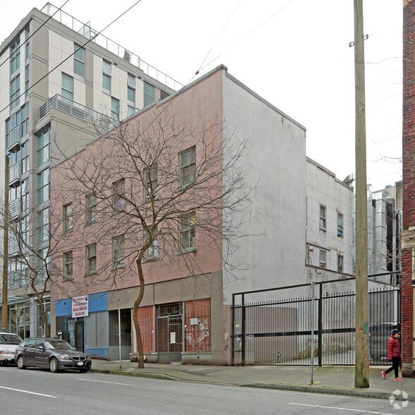 134-136 Powell St, Vancouver, BC à louer - Photo de l’immeuble – Image 1 sur 11