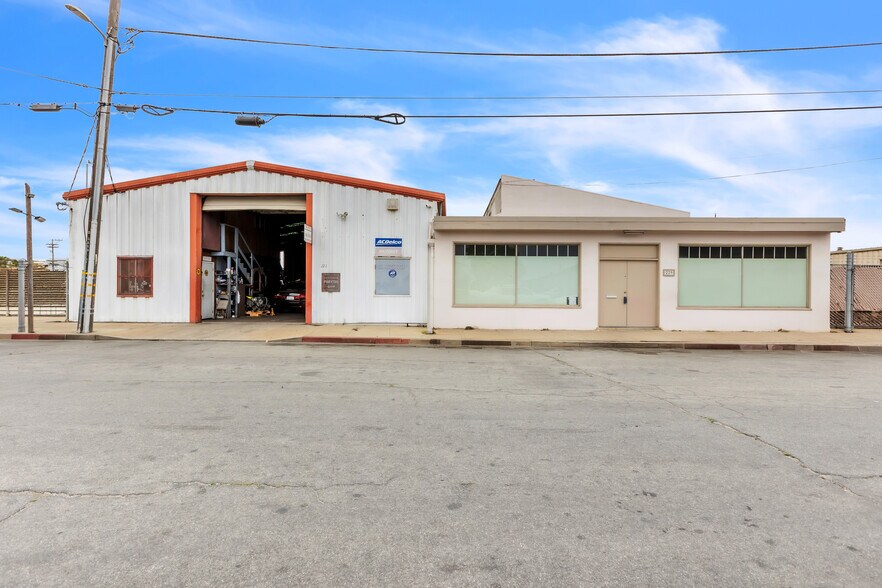227 Commission St, Salinas, CA à vendre - Photo de l’immeuble – Image 2 sur 35