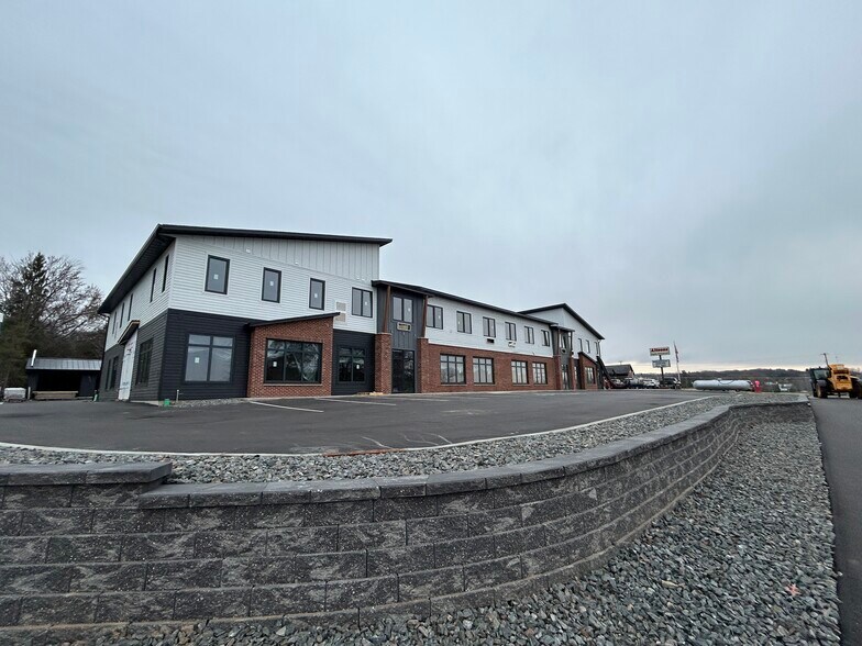 2020 N Hillcrest Pky, Altoona, WI à louer - Photo de l’immeuble – Image 1 sur 5