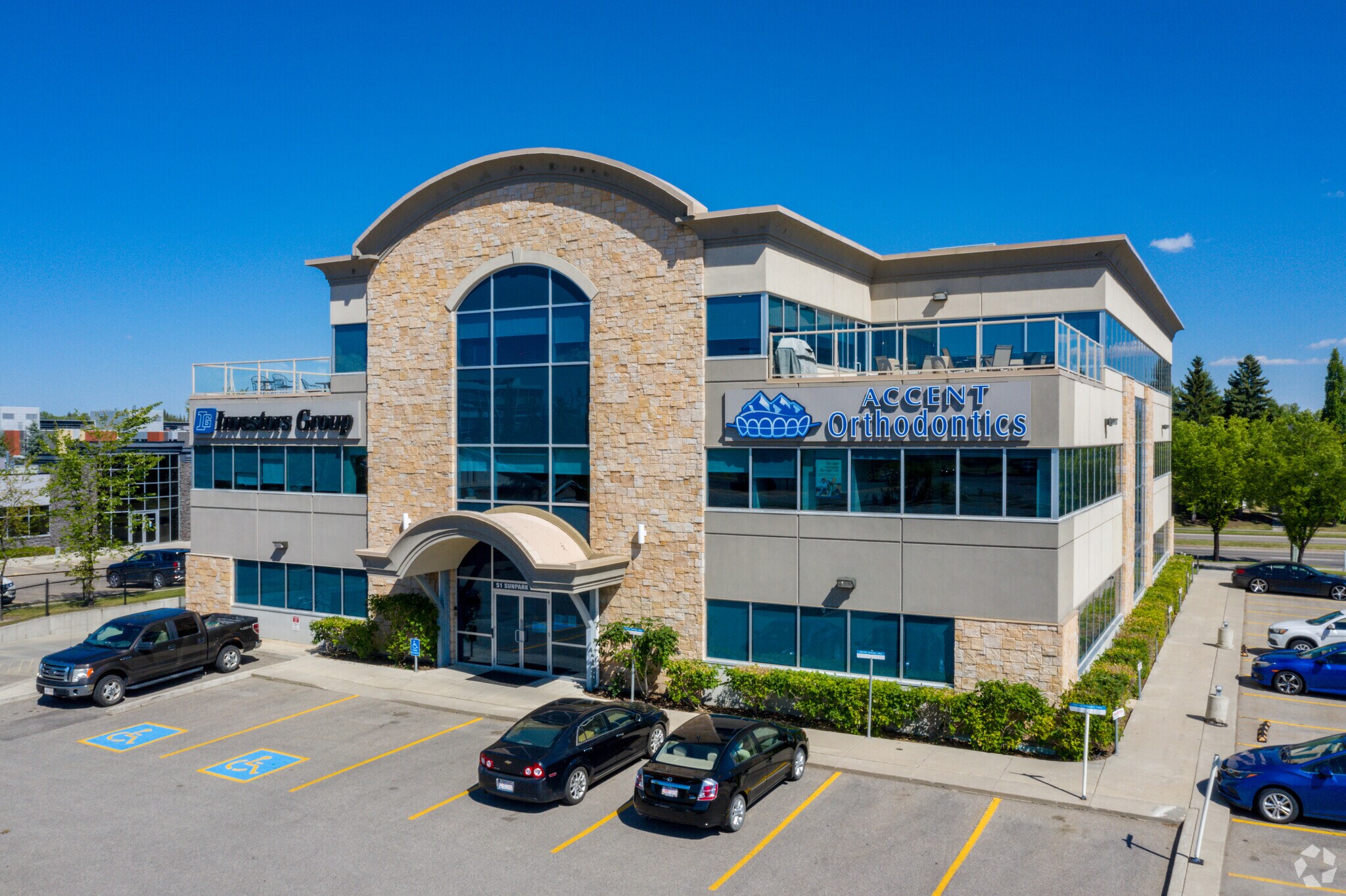 51 Sunpark Dr SE, Calgary, AB à louer Photo principale– Image 1 sur 11