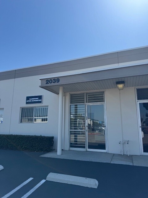 2021-2041 S Lyon St, Santa Ana, CA à louer Photo de l’immeuble– Image 1 sur 1