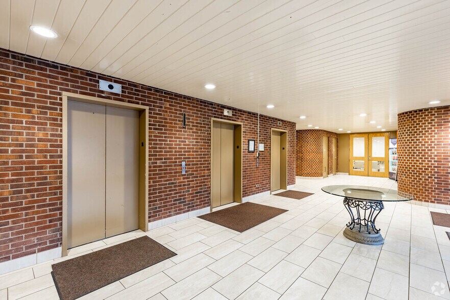 1000 Cliff Mine Rd, Pittsburgh, PA à louer - Hall d’entrée – Image 2 sur 9