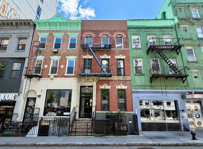 249 E Houston St, New York, NY à vendre - Photo de l’immeuble – Image 1 sur 8