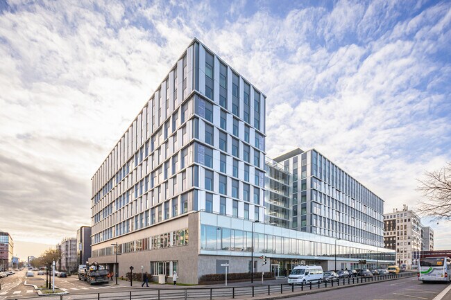 Plus de détails pour 2 Rue George Stephenson, Montigny-le-Bretonneux - Bureau à louer