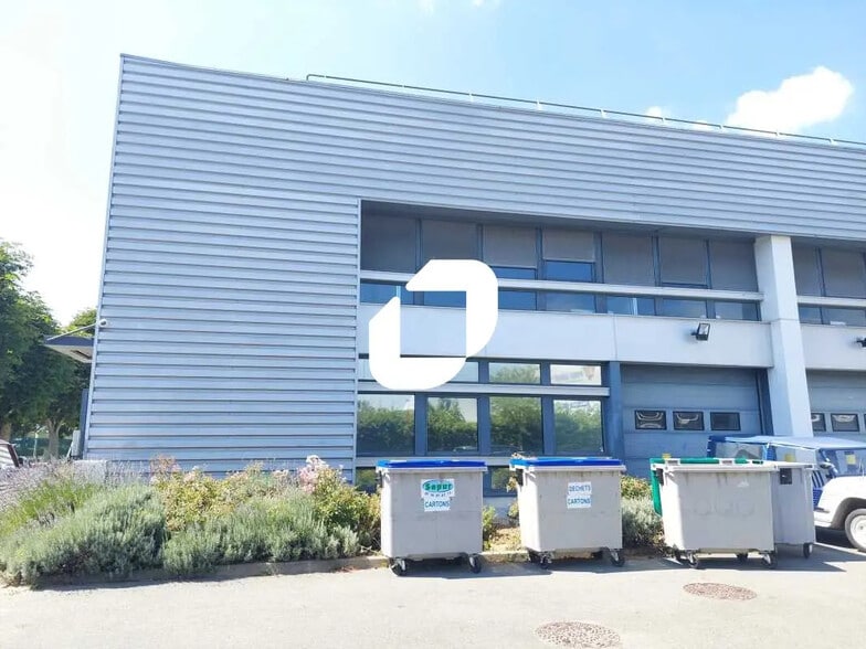 Local d’activités dans Trappes à louer - Photo de l’immeuble – Image 2 sur 7