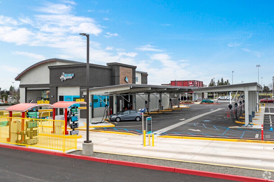 318 W Shannon Pky, Visalia, CA à vendre - Photo de l’immeuble – Image 2 sur 16