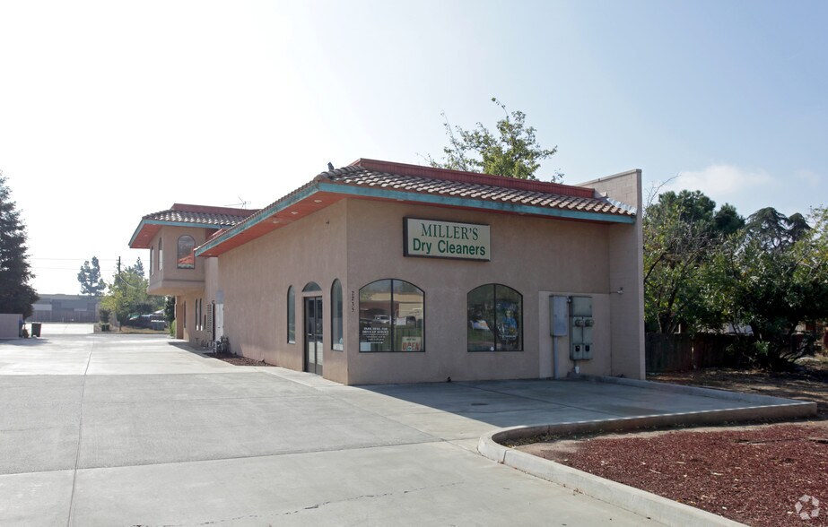 2236 W Monte Vista Ave, Visalia, CA à louer - Photo de l’immeuble – Image 2 sur 4