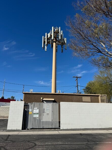 2458 E Russell Rd, Las Vegas, NV à vendre - Photo de l’immeuble – Image 3 sur 11